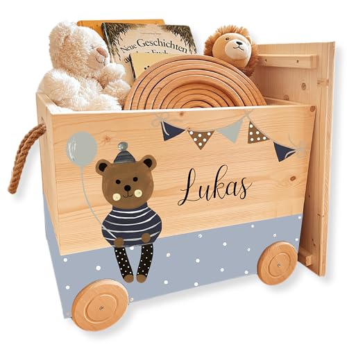 EmiliaLotte Personalisierte Spielzeugkiste mit Deckel aus Holz I Montessori Spielzeug Holzkiste mit Rollen zum Ziehen I Erinnerungskiste mit Wunschname - Teddy Blau EmiliaLotte Personalisierte Spielzeugkiste mit Deckel aus Holz I Montessori Spielzeug Holzkiste mit Rollen zum Ziehen I Erinnerungskiste mit Wunschname - Teddy Blau von EmiliaLotte.Atelier