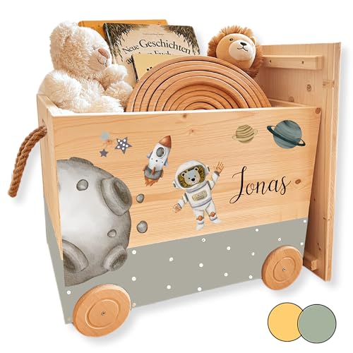 EmiliaLotte Personalisierte Spielzeugkiste mit Deckel aus Holz I Montessori Spielzeug Holzkiste mit Rollen zum Ziehen I Erinnerungskiste mit Wunschname - Weltall von EmiliaLotte.Atelier