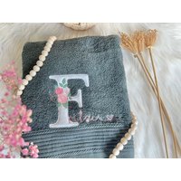 Handtuch Personalisiert Mit Blumen Buchstabe Name Grau Geschenk von EmiliasTraumwerkstat