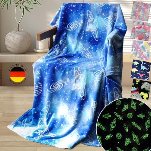 Emilie-Textil Flauschige Kinderdecke, Kuscheldecke mit leuchtenden Motiven wie Einhorn, Dino, Weltraum und Gaming - Weiche Fleecedecke für Mädchen und Jungen, (Blauer Weltraum, 150X130) von Emilie-Textil