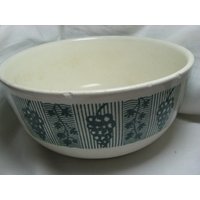 Alte Keramikschüssel Mit Weinranken Und -Trauben Alte Keramikschüssel Mit Weinranken Und -Trauben von EmmaRosesVintage