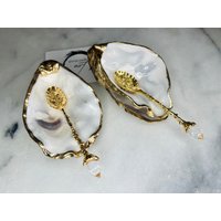 Paar Natürliche Perle Finish Dorset Oyster Salz & Pfeffer Pinch Töpfe. Mit Flüssigem Blattgold Vergoldet, Mit Harz Versiegelt. Dazu 2 Gold Löffel Paar Natürliche Perle Finish Dorset Oyster Salz & Pfeffer Pinch Töpfe. Mit Flüssigem Blattgold Vergoldet, Mit Harz Versiegelt. Dazu 2 Gold Löffel von EmmaWadeART
