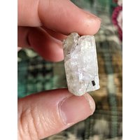 Kunzit Spodumen Kristall Mit Schwarzem Turmalin Kunzit Spodumen Kristall Mit Schwarzem Turmalin von EmpathMoonGems