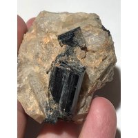 Schwarze Turmalin Kristalle in Matrix Aus Hogg Mine Georgia von EmpathMoonGems