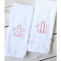Besticktes Monogramm Handtuch Arabeske Schriftart Monogramm Neues Zuhause Personalisiertes Geschenk Badezimmerdekor Individuelles von EmpressionStudios