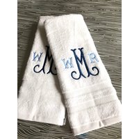Besticktes Monogramm Handtuch Arabesque Schrift Monogramm Neues Zuhause Personalisiertes Geschenk Badezimmer Dekor Benutzerdefinierte von EmpressionStudios