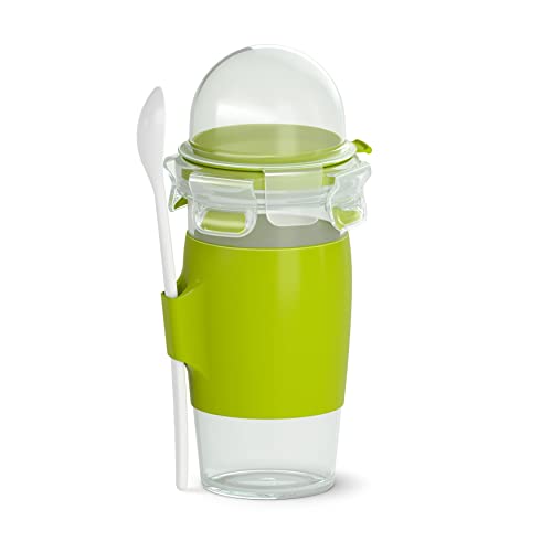 Emsa N10714 Clip & Go Yoghurt Mug | Fassungsvermögen: 450 ml | Rund | Inklusive Löffel und Topping-Fach | Transparent/Hellgrün | 106/91/201 mm, 1 Stück (1er Pack) von Emsa
