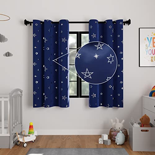 Encasa Gedruckte Blackout -Vorhänge 113x137 cm, 2 Pcs | Silberfolie Star Navy Design I Raumverdunkelung - Blöcke 85% Licht | Schall- und Hitzereduzierung für Schlafzimmer ich Waschbar von Encasa