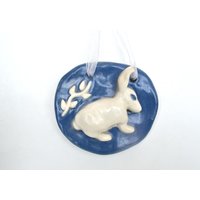 Hängende Hasenfliese Aus Keramik ~ Keramikhase Hasenfigur Hasenkinderzimmer Hasengeschenke Blauer Hase Osterdekoration Hasentürdekoration von EnchanteLLC