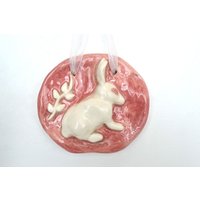 Handgeformte Hängende Hasenfliese Aus Keramik ~ Keramikhase Hasenfigur Hasenzimmer Hasengeschenke Osterhase Osterdekoration Hase von EnchanteLLC