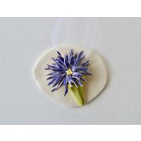 Handgeformte Violette Chrysantheme Keramikfliesenplakette von EnchanteLLC