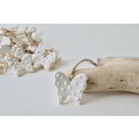 Weiß Keramik Schmetterling Ornament Handgemachte Keramik, Baby Shower Dekor von EnchanteLLC