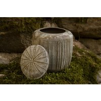 Handgefertigtes Graues Steinzeug Deckelglas Linie Geschnitztes Keramikgefäß Handgefertigtes Graues Steinzeug Deckelglas Linie Geschnitztes Keramikgefäß von EnchantedCeramic