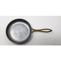 Vintage Pfanne Saute Mit Graviertem Messing Griff von EnchantedFortress