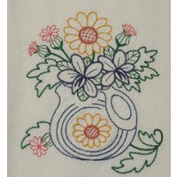 Blumen in Einem Krug Handtuch von EnchantedMeadowsPaca