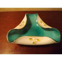 Vintage Murano Ummantelte Kunst Glasschale Gefaltet Dreieck Hand Bemalt Hartriegel Blumen Türkis Und Weiß von EndlessTreasuresNJ