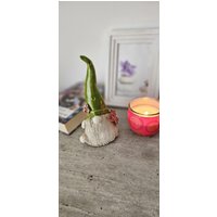 Handgemachter Wichtel Aus Keramik - Frühlingsdeko Für Garten, Balkon Oder Blumentopf 18 cm Gartenzwerg Deko- Unikat von EngelsWingsKeramik