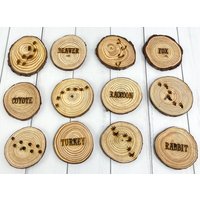 Tierspuren Untersetzer | Runder Holzscheit Rustikale Holzuntersetzer Live Edge Sammelbestellung Weihnachten Kabine Tierspuren Untersetzer | Runder Holzscheit Rustikale Holzuntersetzer Live Edge Sammelbestellung Weihnachten Kabine von EngravedEleganceLLC