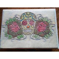 Handgefertigter Gravierter Schöner Zuckerschädel Mit Rosen, Handbemalte Holzkiste, Schmuck, Schmuckschatulle, Spielkartenbox, Erinnerungsbox von Engraveitguy