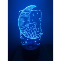 Bär Auf Dem Mond 3D Illusion, Personalisierte Illusion Smart App Control Nachtlicht Bluetooth, Musik, 7 & 16M Farbe Mobile App Bär Auf Dem Mond 3D Illusion, Personalisierte Illusion Smart App Control Nachtlicht Bluetooth, Musik, 7 & 16M Farbe Mobile App von EngravingArtStudio