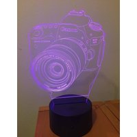 Canon Kameralampe Personalisierte 3D-Illusion Smart App-Kontrolle Nachtlicht Bluetooth, Musik, 7 & 16M Farbe Mobile App Handmade in Uk von EngravingArtStudio