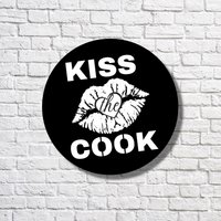 Grillschild Aus Metall, Kiss The Cook Metallschild, Personalisiertes Schild, Türhänger, Outdoor Schild Für Koch, Monogramm von EngravingKings