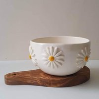 Handgefertigte Keramikschale, Keramikschalen, Mit Blumen Verzierte Keramik, Gänseblümchenschale von EnikoKovacsDesign