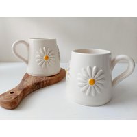 Keramik Handgemachte Becher, Keramikbecher, Teetasse, Kaffeebecher, Gänseblümchen Geschenk von EnikoKovacsDesign