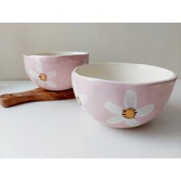Rosa Tiefe Schale Mit Blumenmuster, Handgefertigtes Geschirr, Keramikschale, Gänseblümchen von EnikoKovacsDesign