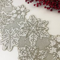 Handgefertigter Tischläufer Aus Perlen, Weihnachtsläufer Weiße Schneeflocken, 13 X 36 Zoll von Enlivenstores