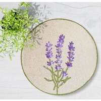 Handgefertigter Tischläufer Und Tischsets Mit Frühlingshaften Lavendelblüten, Blumenstrauß von Enlivenstores