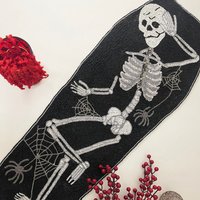 Handgemachter Perlen Tischläufer, Halloween Totenkopf, Herbst Läufer von Enlivenstores