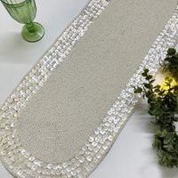 Handgemachter Perlen-Tischläufer Perlmutt-Borte | 33 X 92 cm Handgemachter Perlen-Tischläufer Perlmutt-Borte | 33 X 92 cm von Enlivenstores