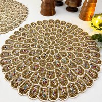 Handgemachtes Tischset, Perlenbesticktes Rundes Silber, Gold Mit Weißen Perlen, 36 cm Handgemachtes Tischset, Perlenbesticktes Rundes Silber, Gold Mit Weißen Perlen, 36 cm von Enlivenstores