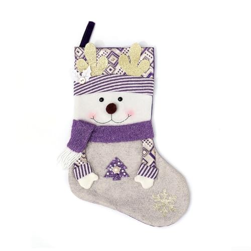 Weihnachtssocken mit Weihnachtsmann und traditionellen Feiertagsmustern, geeignet zum Aufhängen am Kamin oder als dekorative Akzente während der Weihnachtszeit (C) von Entgoinggo