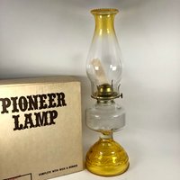 Vintage Große Gelbe Petroleum-Öllampe ~ Amber Hurricane Lamp Oil Petroleum-Laterne von EntityOfDesire