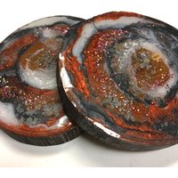 Zwei Holz-Untersetzer in Terra & Schwarz - Einzigartiges Geschenk Von Zwei Handgemachten Epoxy-Untersetzer Holz Untersetzer Mit Epoxy-Finish von Ephifany