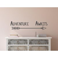 Abenteuer Wartet Auf Wand-Dekor - Erwartet Wand-Abziehbild - Aufkleber-Adventure Wand Kunst - Pfeil Aufkleber-Camping Aufkleber von EpiphanyDecals
