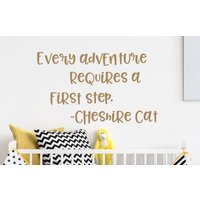 Alice Im Wunderland Wandtattoo - Grinsekatzen Zitat Every Adventure Recreates A First Step Kunstdruck von EpiphanyDecals
