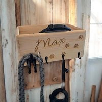Hundegarderobe Mit Ablagebox - Personalisierbarer Leinenparkplatz Gravur Für Halsband & Leine von Epodreams