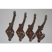 Set Mit 4 Silbernen Wandhaken. Retro Garderobenhaken. Wandhaken Aus Metall. Vintage Kleiderbügel. Aluminium Garderobe. Handtuch Haken Set Mit 4 Silbernen Wandhaken. Retro Garderobenhaken. Wandhaken Aus Metall. Vintage Kleiderbügel. Aluminium Garderobe. Handtuch Haken von EraRetro