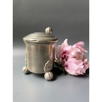Vintage Verzierter Zinn Tankard/Krug Becher Mit Deckel Und Griff Graviert Barock Stil Vitrine Vase Vorratsdose von EricaVintage
