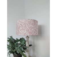Luxus Liberty Of London, Montgomery Stoff, Botanical, Farn, Pink Doppelseitiger Trommellampenschirm von ErikandMe