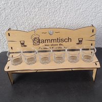 Stammtisch Schnapsbank Mit Gravur Aus Holz Inkl. Gläser - Freunde, Nachbarn, Stammgäste Personalisierbar Schnapsbrett Personalisiert von Erinnerungseffekt
