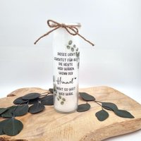 Erinnerungskerze "Dieses Licht Leuchtet Für Alle, Die Heute Hier Wären, Wenn Der Himmel Nicht So Weit Weg Wäre" Eukalyptus Erinnerungskerze "Dieses Licht Leuchtet Für Alle, Die Heute Hier Wären, Wenn Der Himmel Nicht So Weit Weg Wäre" Eukalyptus von Erinnerungsverliebt