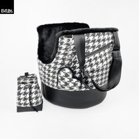 Hundetasche Klein Elegant Hundetragetasche Warm Mit Fell, Hunde Tragetasche Xs Hahnentritt Muster Schwarz Weiß von ErubaDesign