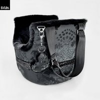 Hundetragetasche Für Kleine Hunde, Schwarze Hundetasche + Körbchen Unterwegs, Hundereisetasche Mit Schultergurt von ErubaDesign