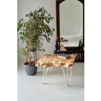 Der Weiße Holz Couchtisch, Live Edge Rustikale Mid-Century Moderne Couchtisch von EscapeFromLife