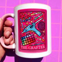 Crafty Becher Kaffeetasse Geschenk Frauen Kaffeebecher Crafter Menschen Mama Sammelalbum Hobby Handwerk Tarot Karte Her von EskaandtheAlpenglow