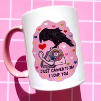 Niedliche Krähe Becher Raben Kaffeetasse Lustig Schrullig Kawaii Vogel Themed Geschenk Freundin Hilarious Sweet Spielerisch Drink Joke Pun Mug Witchy von EskaandtheAlpenglow